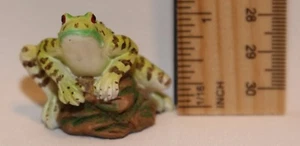Estatuilla de rana miniatura coleccionable sentada en roca 1,5" x 1" - Excelente - Imagen 1 de 6