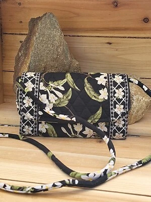 Бумажник Vera Bradley черный цветочный стеганый через плечо - Изображение 1 из 4