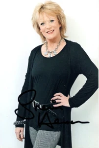 FOTO DE ACCIÓN 6x4 firmada por Sherrie Hewson Hollyoaks/Coronation Street + certificado de autenticidad - Imagen 1 de 1