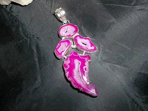 HERMOSO COLGANTE DE CRISTAL DRUSO ROSA HECHO A MANO 3 1/2"22 GRAMOS JOYERÍA - Imagen 1 de 4