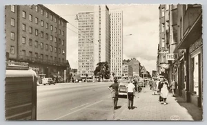 1960 Stockholm Schweden Straßenansicht Autos Geschäfte Echtfoto RPPC Postkarte - Bild 1 von 2