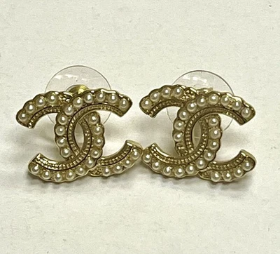 Pendientes 100% Auténticos A20 CHANEL CC Logo Imitación Perla Tono Dorado Foto 1 de 3