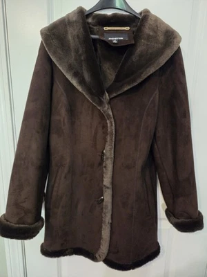 Abrigo Jones New York Para Mujer Marrón Imitación Gamuza Talla Pequeña Abotonado Usado en Excelente Condición Foto 1 de 4