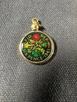 QE2 Six Pence 1961 Coin colorized Pendant - Image 1 of 4
