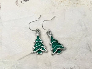 Green Enamel Christmas Tree Earrings Silver Plated Dangly Drop Xmas Festive - Picture 1 of 2