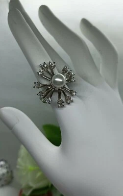 ANELLO ARGENTO PERLA ZIRCONI FIORE RAGGI RODIATO MM 8 MM 3 MIS. 17 VINTAGE - Immagine 1 di 4