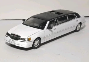1:18 Scale 2000 LINCOLN® LIMOUSINE (Used) - Picture 1 of 10