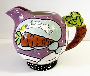 Joanne Delomba für Lostus Hase Kaninchen Krug Karottengriff skurril Ostern - Bild 1 von 10