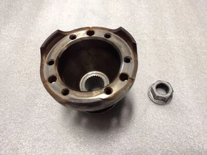 Brida de salida delantera con tuerca Dodge New Venture 233D V8 seis orificios - Imagen 1 de 2
