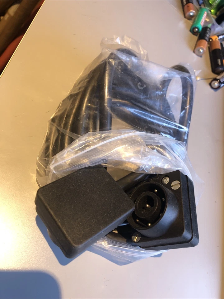 DISCO LIGHTING LEAD BULGIN PLUG P551 TO BULGIN PLUG P551 3M LEAD £30 - Image 1 of 1