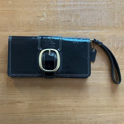 Cartera Muñequera Coach De Colección Charol Negro Hebilla Dorada Caballo y Carruaje  Foto 1 de 4
