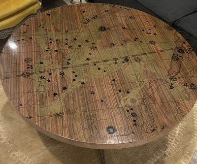 Mesa de centro francesa redonda compuesta con tema astrológico con palanca Foto 1 de 4