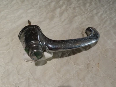 49-54 GM CAR DOOR OUTER RIGHT REAR HANDLE BUTTON MECHANISM - Image 1 of 3