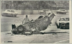 1976 Pressefoto Autorennen Bobby Allison Autounfall Carolina 500 70er Jahre - Bild 1 von 2