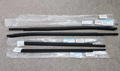Genuine Toyota Hilux GUN125 GR SPORT Weatherstrip Door Window Belt Molding OEM - Imagem 1 de 4