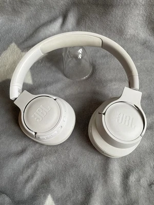 JBL Tune 720 BT Wireless Over-Ear-Kopfhörer – Mit JBL Pure Bass Sound (Weiß) - Bild 1 von 2