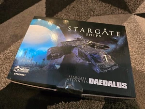 🆕EAGLEMOSS HERO COLLECTOR STARGATE SG-1 ATLANTIS DAEDALUS - RARE New Boxed ✅ - Foto 1 di 4