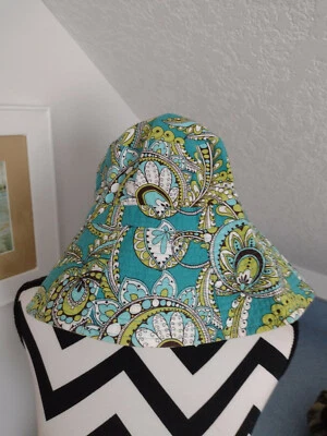 NUEVO SIN ETIQUETAS Precioso Sombrero Sol VERA BRADLEY Trituradora PAVO REAL Patrón Verde azulado Lima Blanco Foto 1 de 3