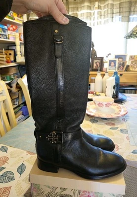 Высокие черные сапоги для верховой езды Tory Burch модель Elina шагреневая кожа с ЛОГОТИПОМ ЗОЛОТИСТЫЕ размер 9,5 М 30 мм - Изображение 1 из 4
