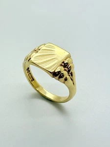 9ct Yellow Solid Gold Square Patterned Signet Ring - Picture 1 of 12