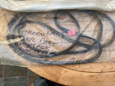 Genuine CITROEN BX REAR HATCH SCREEN  Trim RUBBER  83-94  OE 9559266  NEW Nos - Image 1 of 2