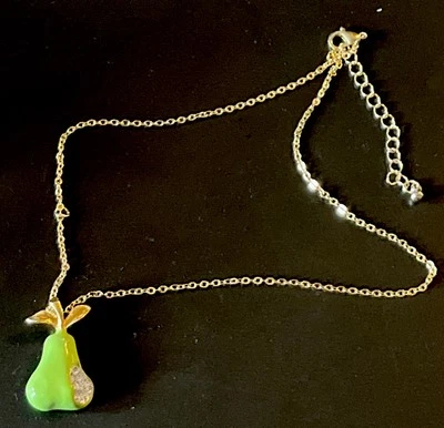 Collar Colgante Pera Esmalte Verde KJL Firmado Tono Dorado Cadena Foto 1 de 3