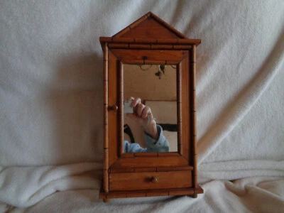 ANCIENNE PETITE ARMOIRE À GLACE, LINGÈRE DE POUPÉE EN BOIS - Photo 1/4