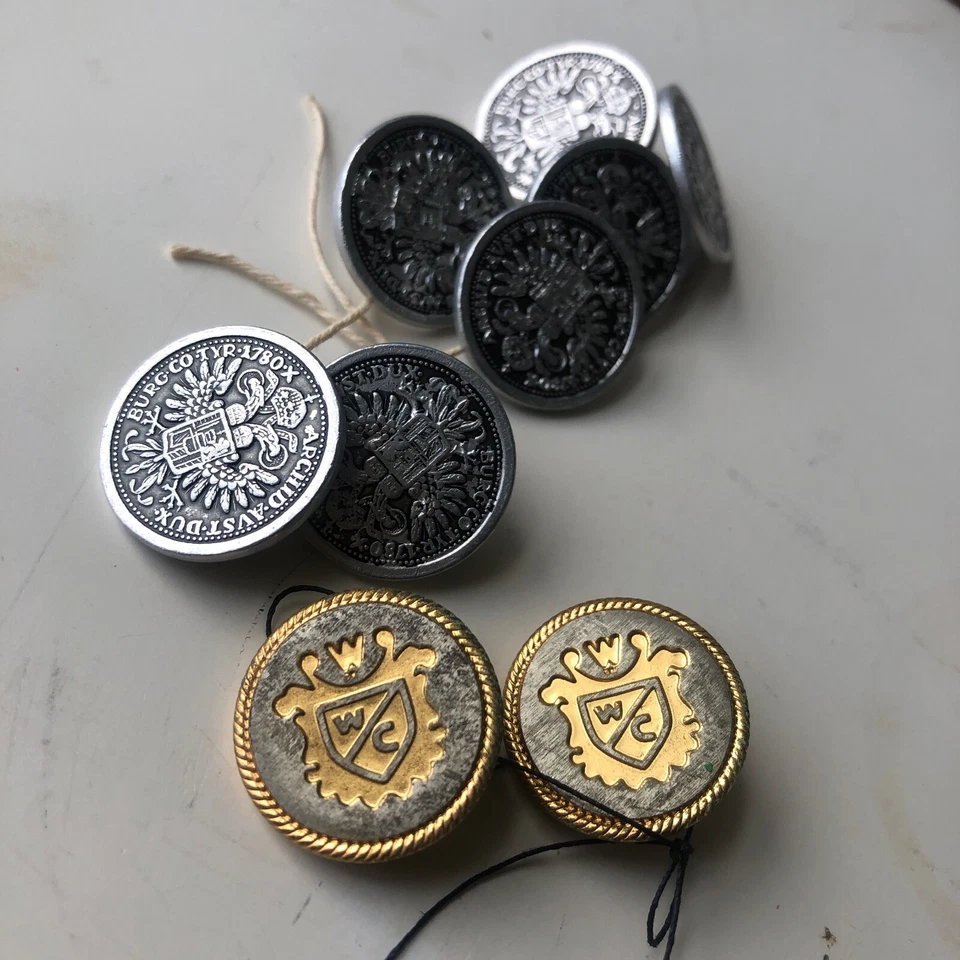 10 Vintage Metal Shank Buttons incl. 8 Maria Theresa Thaler Coin-style & 2 crest - Image 1 of 4