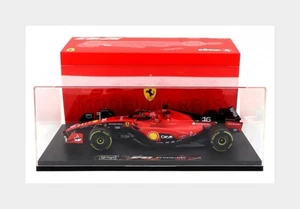 BURAGO 18-16820-LE-SHOWCASE FERRARI - F1 SF-23 TEAM SCUDERIA FERRARI N 16 SEASON - Foto 1 di 2