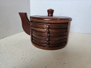 JUEGO DE POSAVASOS DE MADERA Y CORCHO MCM VINTAGE EN CAJA DE ALMACENAMIENTO con forma de tetera  - Imagen 1 de 6