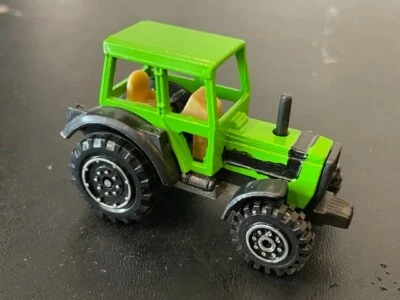 Welly 9132 DEUTZ-ALLIS Green Farm Tractor, Custom, Tan Interior, 1/64 - Image 1 of 2