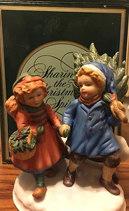 AVON Serie Ricordi di Natale 1981 CONDIVIDENDO LO SPIRITO DI NATALE Figurina pennino - Foto 1 di 2