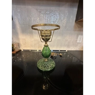 Lámpara de mesa vintage de vidrio verde y latón acento suscriptores laboratorios Foto 1 de 4