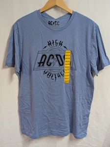 Camiseta AC/DC Alto Voltaje Para Hombre Suave Azul Claro Banda Logo Talla Mediana Nueva Con Etiquetas - Imagen 1 de 9