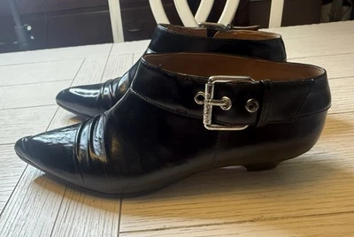 Botas de tornozelo Michael Kors couro envernizado preto com fivela de prata salto de 1 pol. Tamanho 8M - Imagem 1 de 4