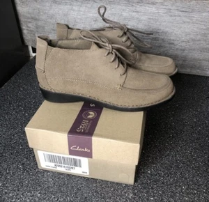 Clarks Nikki Class Damenstiefel taupe Wildleder Ancle 26063003 Größe 9,5 neu - Bild 1 von 5