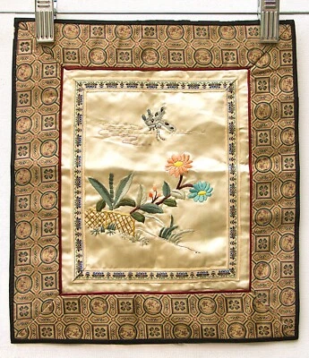 Tapiz de seda bordado asiático beige flores y mariposa Foto 1 de 3