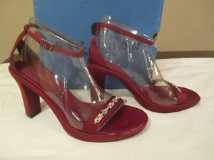 Sandalia de tacón satinado rojo intenso Kenneth Cole Reaction para mujer talla 8 M CLUB RIO NUEVA EN CAJA - Imagen 1 de 12