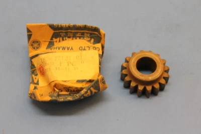 NOS YAMAHA AS2C HS1 LS2 RD125 YAS1C 2ND PINION GEAR 16T #183-17121-01-00 - Image 1 of 4
