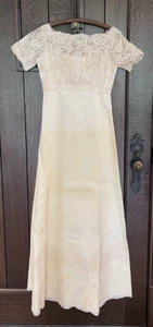 60er Vintage elfenbein Satin Spitze Brautkleid Flügelärmel gerade Taille XL langer Schleier Posten - Bild 1 von 20