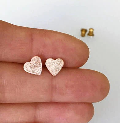 Orecchini a Perno Cuore Graffiato Finitura 925 Argento Sterling Pioli Semplice - Immagine 1 di 4