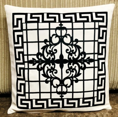 Funda de almohada decorativa con patrón geométrico/borde griego blanco y negro Foto 1 de 3