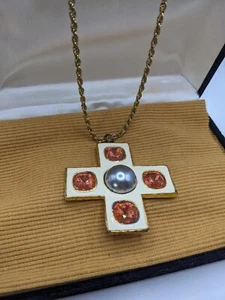Kenneth Jay Lane Signed Enamel Cross Pearl Pendant Jewellery 52 X 52 Cm - Picture 1 of 8