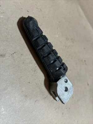 REPOSAPIÉS DUCATI MONSTER 900 S4 GENUINO FABRICANTE DE EQUIPOS ORIGINALES NUEVO PASAJERO DELANTERO DERECHO Foto 1 de 4