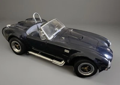 Road Legends 1/18 Scale Model Car 92058 - 1964 Shelby Cobra 427 S/C - Image 1 of 4