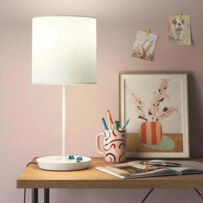 Lámpara de mesa Room Essentials blanca con puerto USB-A y bombilla LED de 800L incluida Foto 1 de 4