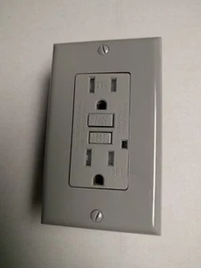 (10 piezas) Receptáculo de salida TR GFCI resistente a manipulaciones 15A GRIS a prueba de niños - Imagen 1 de 3