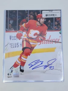 Foto firmada por Sam Bennett autografiada 8x10 Frameworth certificado de autenticidad Calgary Flames  - Imagen 1 de 3