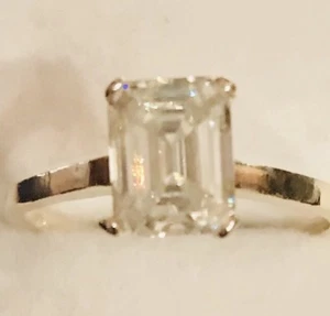 Anillo de compromiso moissanita de oro amarillo 10 K corte esmeralda VVS1 de 1 quiebra - Imagen 1 de 8