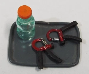 Casa de Muñecas Miniatura Artesanal Ejercicio Médico Gimnasio Bandeja Botella Empuñaduras Rojo - Imagen 1 de 3